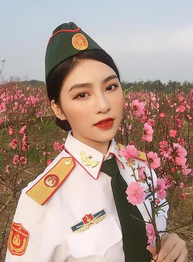Nữ sinh quân đội Trương Diệu Linh nổi lên nhờ loạt ảnh mặc quân phục khi tham dự kì thi THPT Quốc gia.