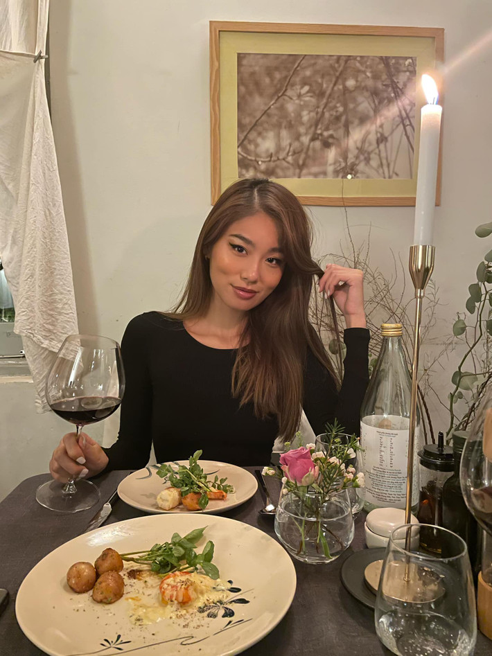 Mới đây, nàng rich kid nổi tiếng vừa mở Q&A để trả lời người theo dõi mình trên Instagram. Khi một fan vào hỏi: “Your skin is always perfect” (Tạm dịch là: Có phải gương mặt của bạn luôn hoàn hảo không?). Thảo Nhi Lê đã không ngần ngại show 100% mặt mộc của mình.