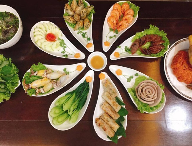 Không chỉ là những người có gia đình mới tất bật chuẩn bị cho ngày 23 tháng Chạp này, ngay cả những người buôn bán cũng tranh thủ thời gian làm vài món ngon để cúng mong năm tới thuận lợi cho việc làm ăn. Ảnh: FB Nguyễn Thị Lan Anh