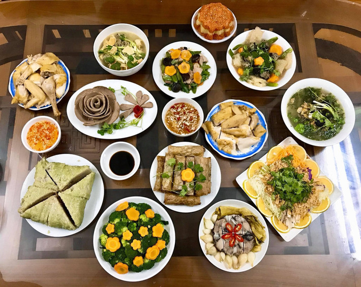 Bên cạnh những món ăn bắt buộc phải có trong mâm cúng, nhiều gia đình cũng sáng tạo nhiều món khác để thêm phần phong phú và đẹp mắt. Ảnh: FB Trần Thanh Thúy