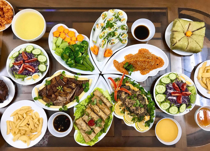 Do cuộc sống hiện đại ngày càng bận rộn nên các gia đình chuẩn bị cỗ cúng và các lễ vật đơn giản hơn, không đòi hỏi mâm cỗ mặn phải đáp ứng đầy đủ yêu cầu như trước. Ảnh: FB Trần Thanh Thúy