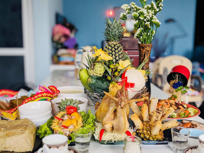 Cách sửa soạn bày mâm cỗ cúng ông Công ông Táo của mỗi gia đình cũng khác nhau, có nhà làm cầu kỳ nhưng cũng có gia đình làm rất đơn giản nhưng vẫn đầy đủ lễ nghi. Ảnh: FB ThuyVan Nguyen