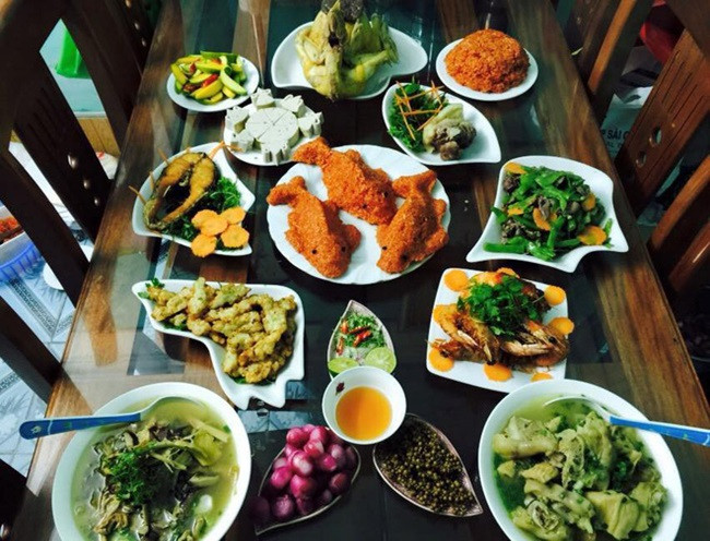 Mâm cỗ cúng ông Công ông Táo đủ món và đẹp mắt khiến nhiều chị em trầm trồ. Ảnh: FB Nhung Anh
