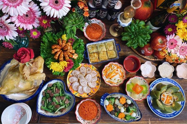 Sau khi làm lễ cúng ông Táo xong, nhiều người đã chia sẻ mâm cỗ của mình lên mạng xã hội thu hút sự chú ý. Ảnh: Viet Linh Dang