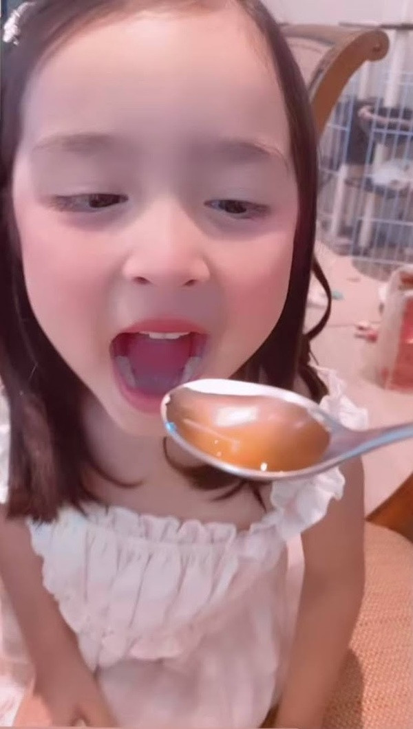 Dưới ống kính điện thoại của mẹ, Zia nổi bật với làn da trắng mịn, đôi mắt tròn to long lanh và đặc biệt là đôi môi chúm chím đáng yêu.