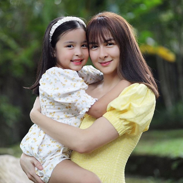 Một số người thậm chí còn khẳng định, cô bé sẽ sớm “soán ngôi” mẹ vì dù còn nhỏ tuổi đã có được nhan sắc nổi bật như thế này.