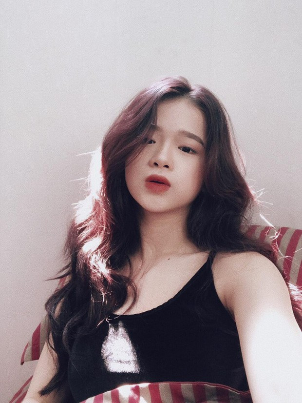 Hot girl 10x này thỉnh thoảng lại chiếm spotlight trên MXH nhờ một số sản phẩm âm nhạc và cả những phát ngôn cùng hình ảnh gây sốc.
