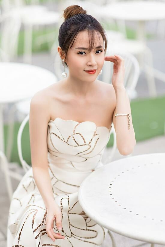Đây không phải là lần đầu tiên "ngọc nữ đời đầu" thu về vô số lời khen ngợi về nhan sắc từ cư dân mạng.