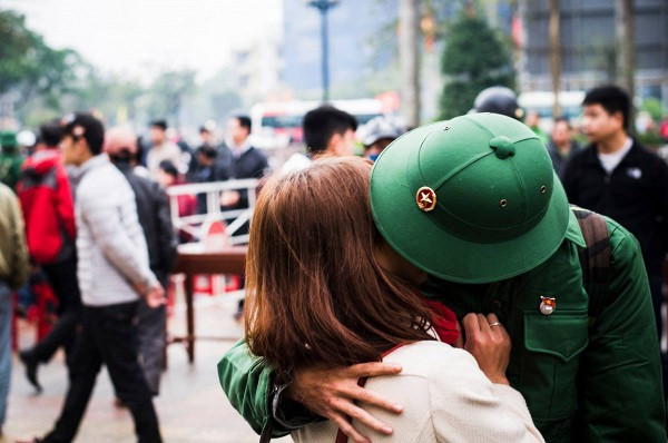 Để động viên các chàng trai trong ngày lên đường nhập ngũ gặp nhiều may mắn và hoàn thành tốt nhiệm vụ mà nhà nước giao phó, không ít cô gái trẻ đã gác lại chuyện tình cảm cùng lời hứa hẹn chờ ngày bạn trai hoàn thành nghĩa vụ trở về.