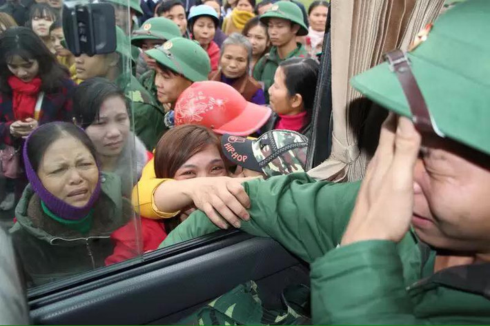 Phút quyến luyến của người thân khiến chàng trai trẻ không kìm nổi giọt nước mắt ngày nhập ngũ.