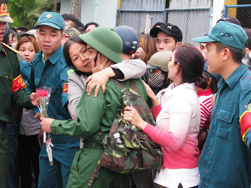 Những giọt nước mắt bịn rịn của người thân hòa cùng niềm vui của các tân binh.
