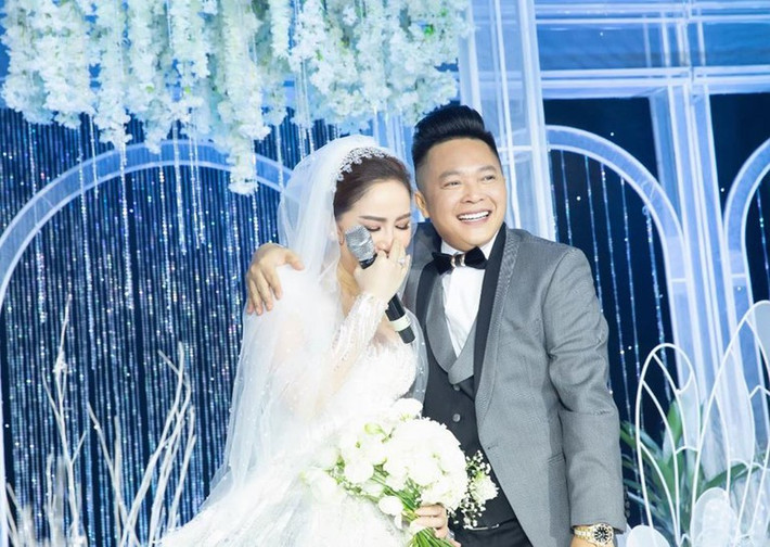 Tháng 11/2019, giọng ca Ngôi nhà hoa hồng tuyên bố kết hôn. Hiện tại, cô có cuộc sống hạnh phúc bên người chồng doanh nhân giàu có.