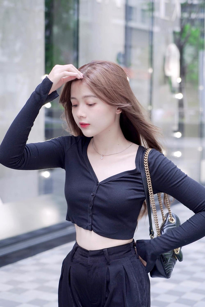 Từ một cô sinh viên ĐH Hutech bình thường, Lan Hương được mời làm mẫu chụp lookbook, bén duyên với web drama, trở thành diễn viên trẻ.