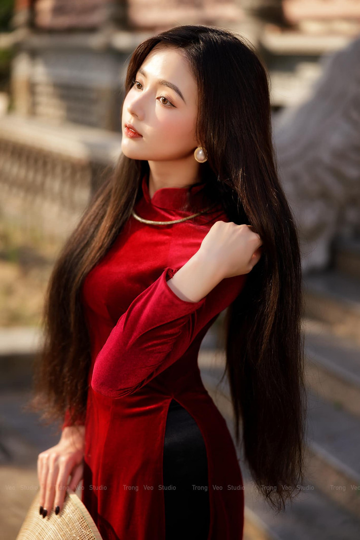 "Hot girl ảnh thẻ" Lan Hương chọn cho mình áo dài nhung đỏ, hoá thân thành thiếu nữ xinh đẹp và quyến rũ.