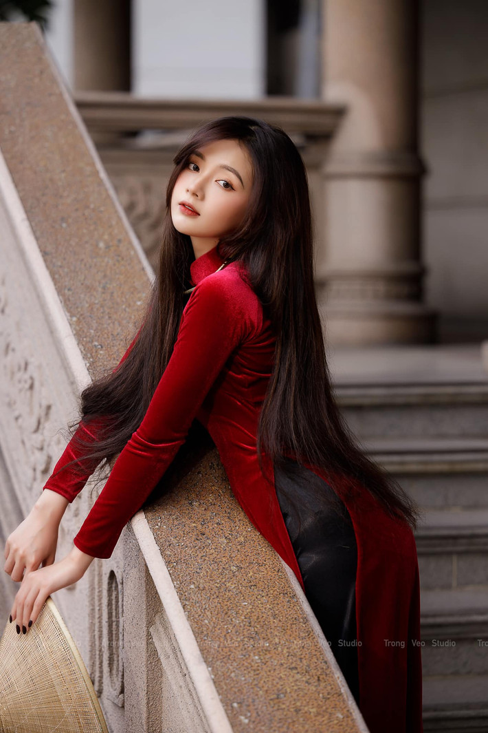 Vẻ đẹp kiêu sa của hot girl Lan Hương trong tà áo dài truyền thống nhận được "cơn mưa lời khen" từ dân mạng.