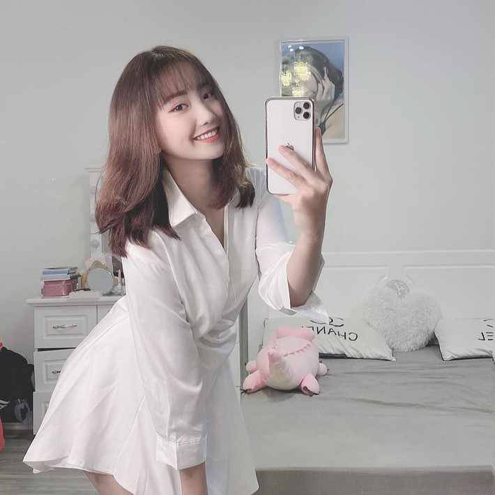 Khánh Huyền Lê là một trong những tài khoản Tik Tok nữ nổi bật hiện nay. Hot girl 2K4 này sở hữu 74,3 triệu lượt tim với 5,5 triệu người hâm mộ.