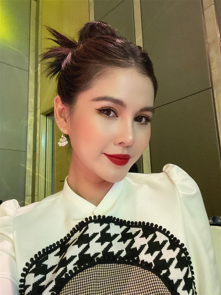 Thu Hoài vẫn được nhắc đến là một hot girl, mẫu ảnh, diễn viên và cũng là một MC, BTV quen thuộc của Kênh truyền hình K+.