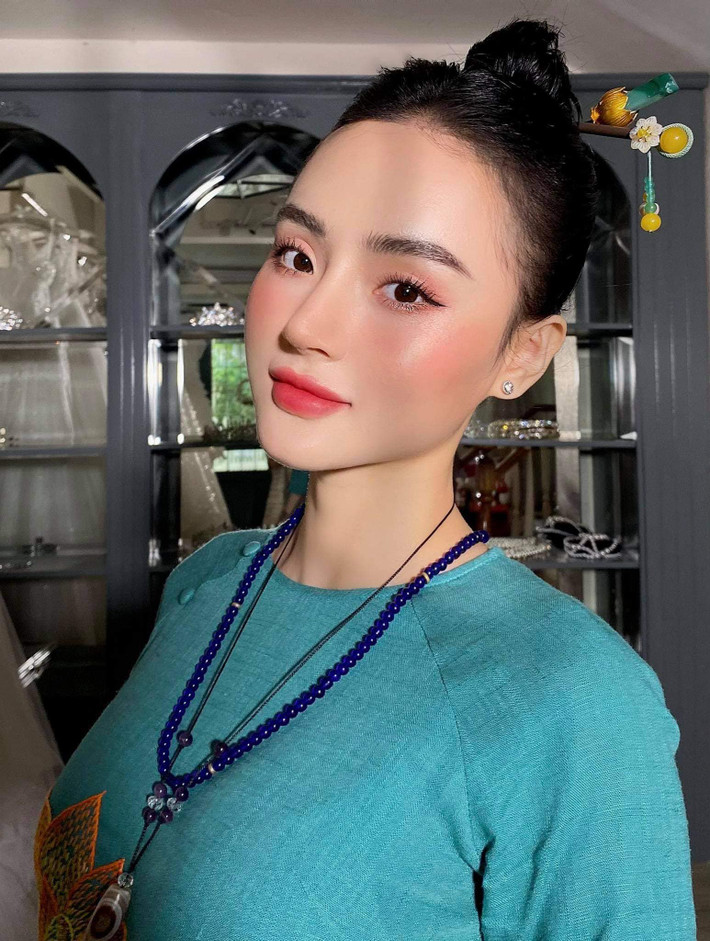 Cô nàng nhận được nhiều lời khen với nhan sắc ngày càng sắc sảo, nền nã và rất đúng tuổi. Hiện tại, Phương Trang ăn chay trường, cùng chị kinh doanh quán ăn chay và tham gia nhiều hoạt động thiện nguyện.