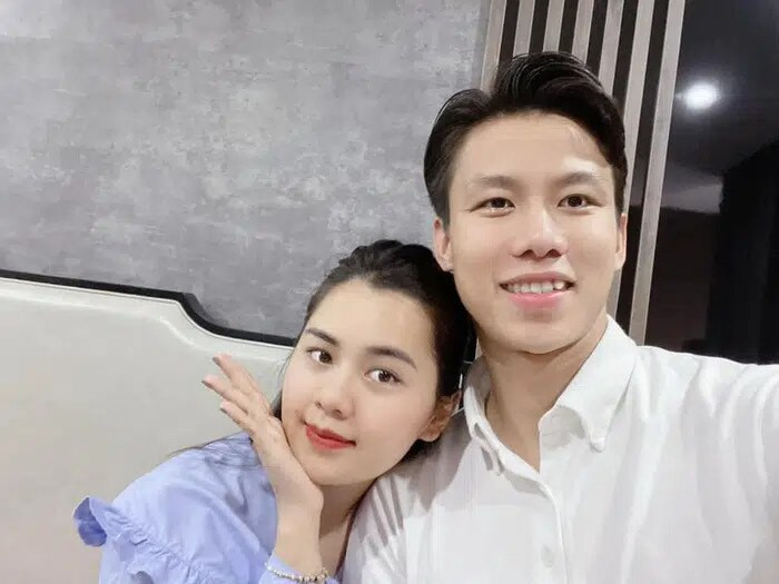 Trước thềm năm mới, dàn cầu thủ bóng đá Việt khiến người hâm mộ xốn xang khi khoe loạt ảnh hạnh phúc bên gia đình nhỏ và bà xã xinh đẹp.
