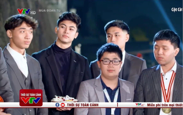 Sau chương trình đón giao thừa trên sóng truyền hình VTV đêm 30 Tết, cư dân mạng đã chia sẻ nhiều hình ảnh chụp màn hình về một chàng trai sở hữu ngoại hình cực phẩm, gương mặt sáng. Nhanh chóng mọi thông tin về anh chàng này đã được dân mạng tìm ra.