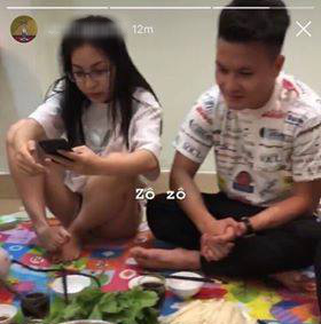 Trước đó Nhật Lê từng để lộ khoảnh khắc xuề xòa với hình ảnh ăn mặc rất thoải mái khi ngồi cạnh Quang Hải.