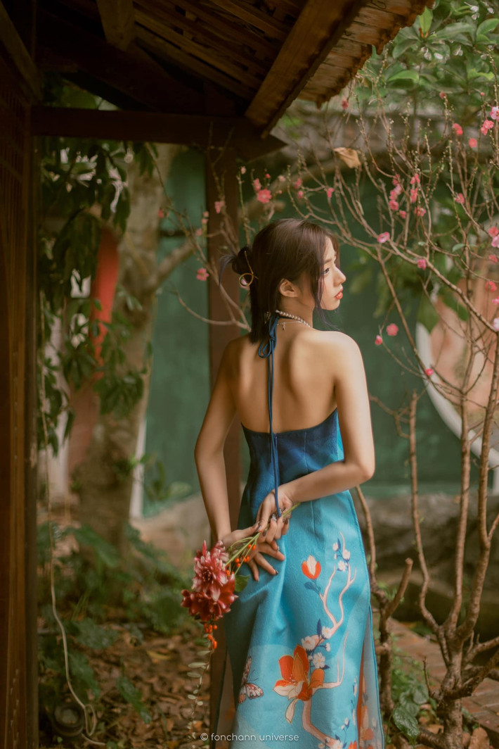 Không chỉ xinh đẹp, Phan Hằng còn nổi bật với thành tích học tập cực tốt. Cô nàng từng là nữ sinh trường THPT Chuyên Võ Nguyên Giáp, Quảng Bình và dành nhiều giải thưởng cấp tỉnh, thành phố…