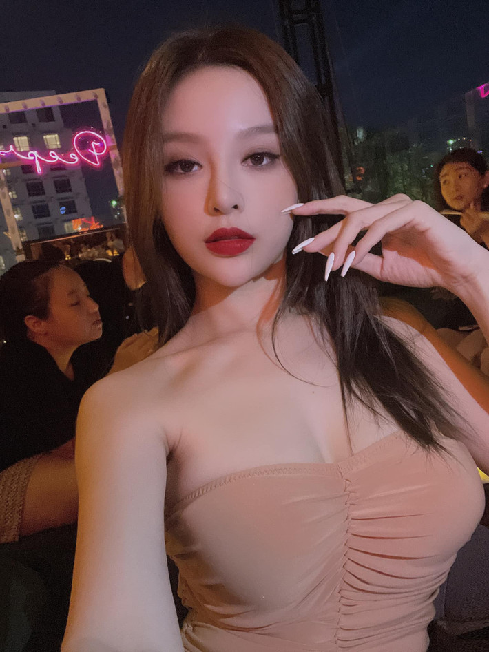 Tham gia Miss Teen 2008, Huyền Baby để lại ấn tượng mạnh mẽ với gương mặt dễ thương và đôi mắt to tròn. Dù năm nay cựu hot girl đã 32 tuổi, là mẹ của 2 em bé nhưng vẫn khiến fan ghen tị khi bảo toàn được nhan sắc đỉnh cao vốn có.
