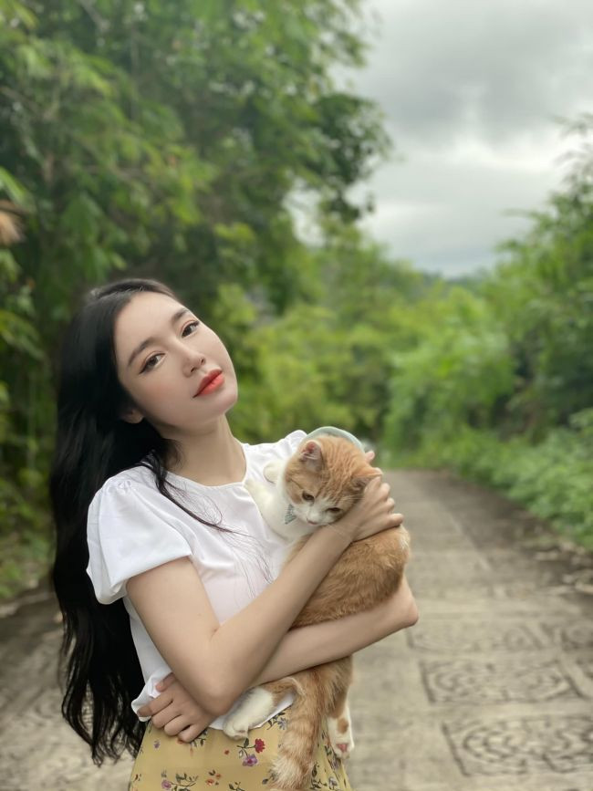 Dù đã qua hai lần sinh nở nhưng cô vẫn giữ được vóc dáng thon gọn, gợi cảm.
