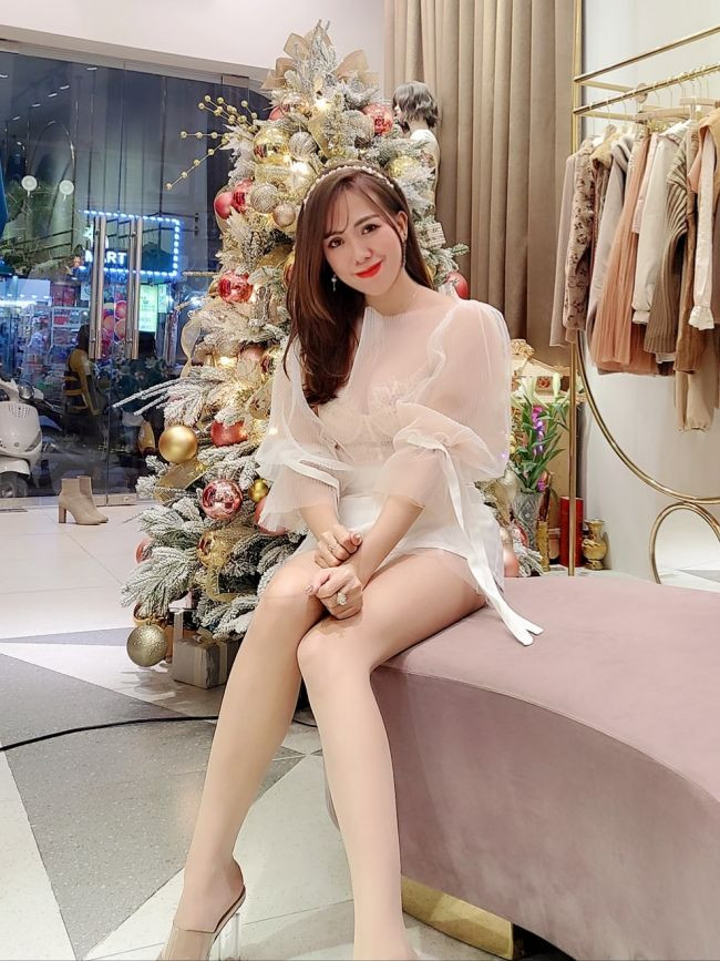 Từ một hot girl, Mai Thỏ dần lấn sân sang showbiz và hoạt động nghệ thuật từ năm 2008. Bên cạnh các ngã rẽ sang lĩnh vực phim ảnh, truyền hình, người mẫu…, ít ai biết được rằng mình đã lựa chọn “nghiệp” MC trước khi làm diễn viên.