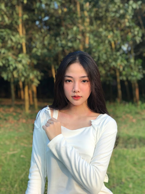 Châu Anh từng nổi đình đám với hình ảnh mặc áo dài thướt tha ngày nhập học, cũng từ đó mà tên tuổi của cô nàng gắn với cái tên "hot girl ảnh thẻ", "phủ sóng" khắp các fanpage lớn, nhỏ hiện nay.