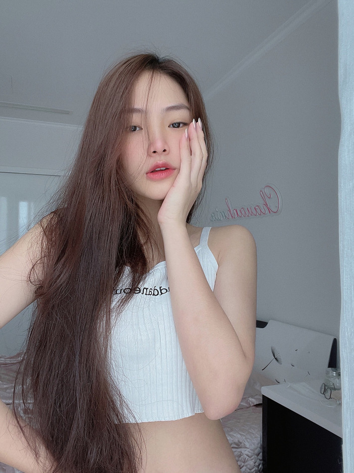 Sau khi nổi tiếng với bức ảnh áo dài, Châu Anh tiếp tục khiến dân tình "say như điếu đổ" với nhiều hình ảnh khác khoe thân hình cực nuột nà.