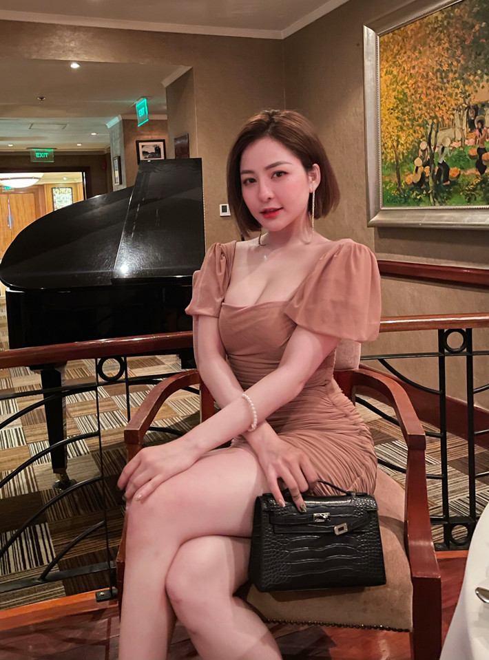 Sau nửa năm, Trâm Anh mới dần trở lại thông qua những động thái, hình ảnh mới mẻ. Hiện tại cô nàng đang tập trung vào công việc, đi du lịch sang chảnh và gần như đã tránh xa thị phi showbiz.