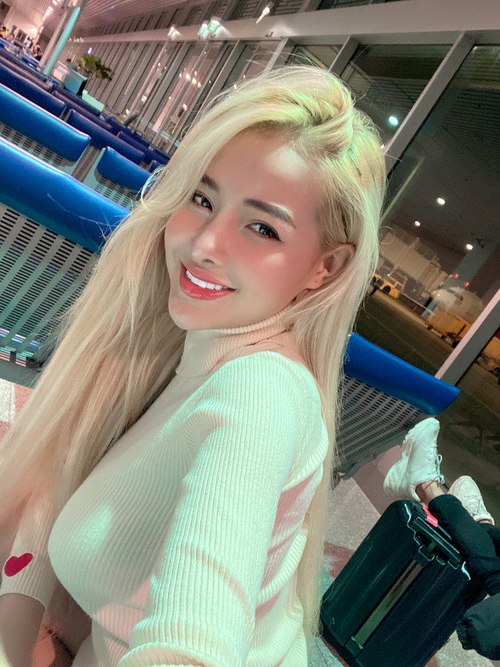 Sau đó không lâu thì clip "nóng" của Ngân 98 xuất hiện tràn lan trên MXH, cụm từ Ngân 98 và quả chuối trở thành một đề tài được bàn tán xôn xao.