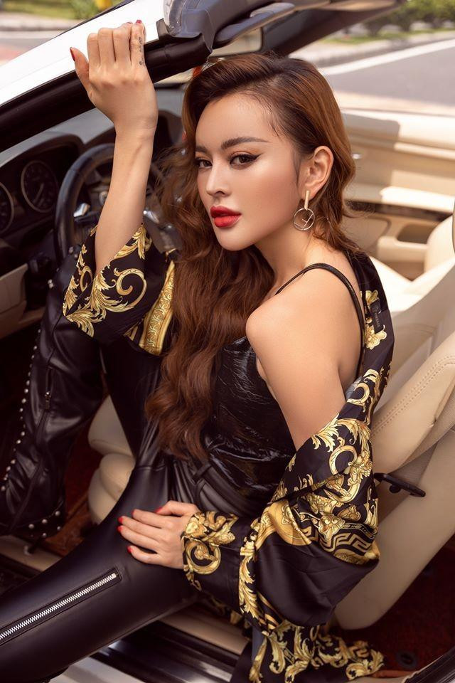 Với những tín đồ thường mua hàng trên mạng, Trang Nemo ( tên thật Nguyễn Hương Trang) không phải là cái tên xa lạ. Với gương mặt V-line, đôi chân dài, Trang Nemo dễ dàng thu hút lượng like lớn mỗi khi đăng ảnh.