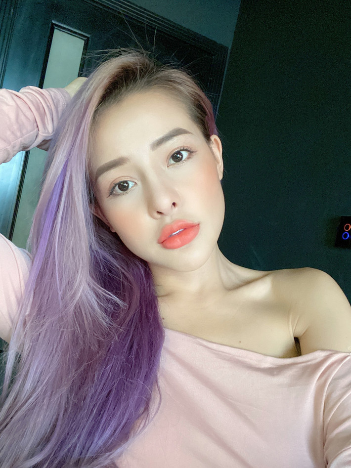Trong số những hot girl lộ clip "nóng" không thể không nhắc đến Ngân 98. Cách đây không lâu, nàng "hot girl thị phi" cũng bị lộ clip nóng, do bị mất điện thoại không cài đặt mật khẩu.