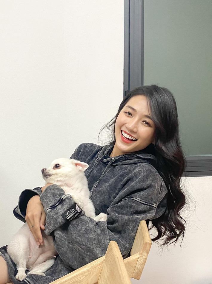 Nhan sắc của nữ streamer "tân binh" này được nhiều người đánh giá là xinh đẹp như nữ thần thế hệ mới.