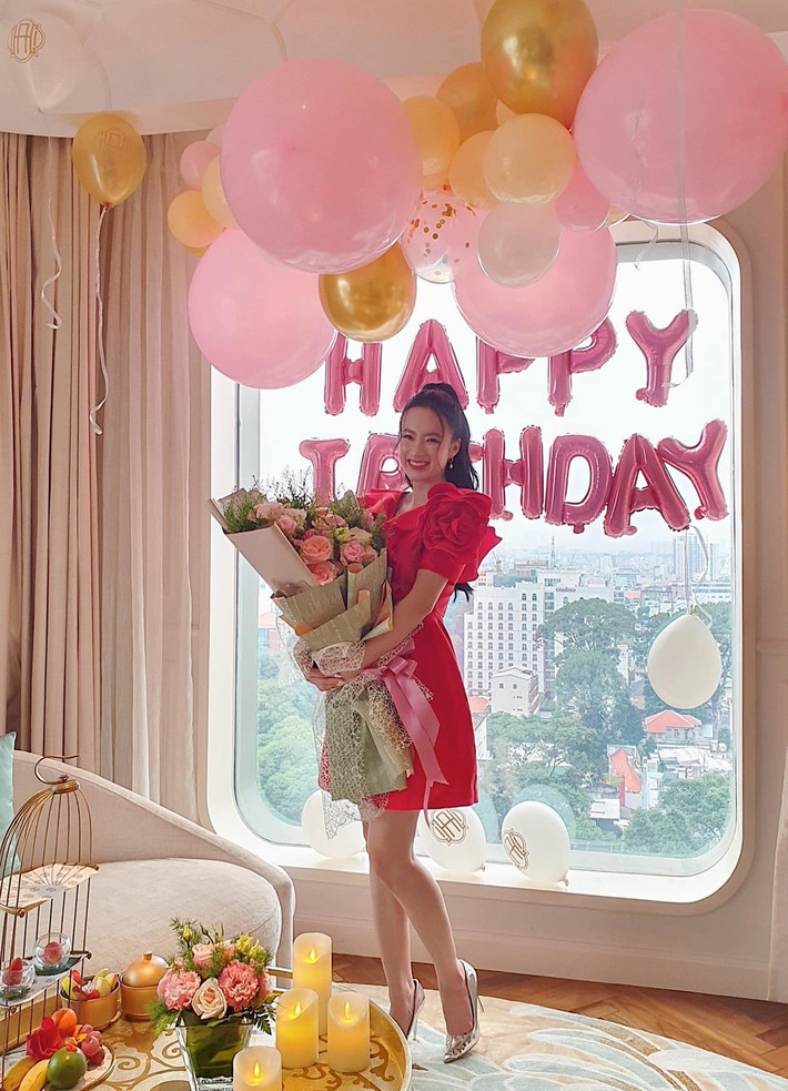 Mới đây, Angela Phương Trinh được bạn bè bất ngờ tổ chức tiệc sinh nhật sớm để chào đón tuổi 26 với nhiều thành công hơn.