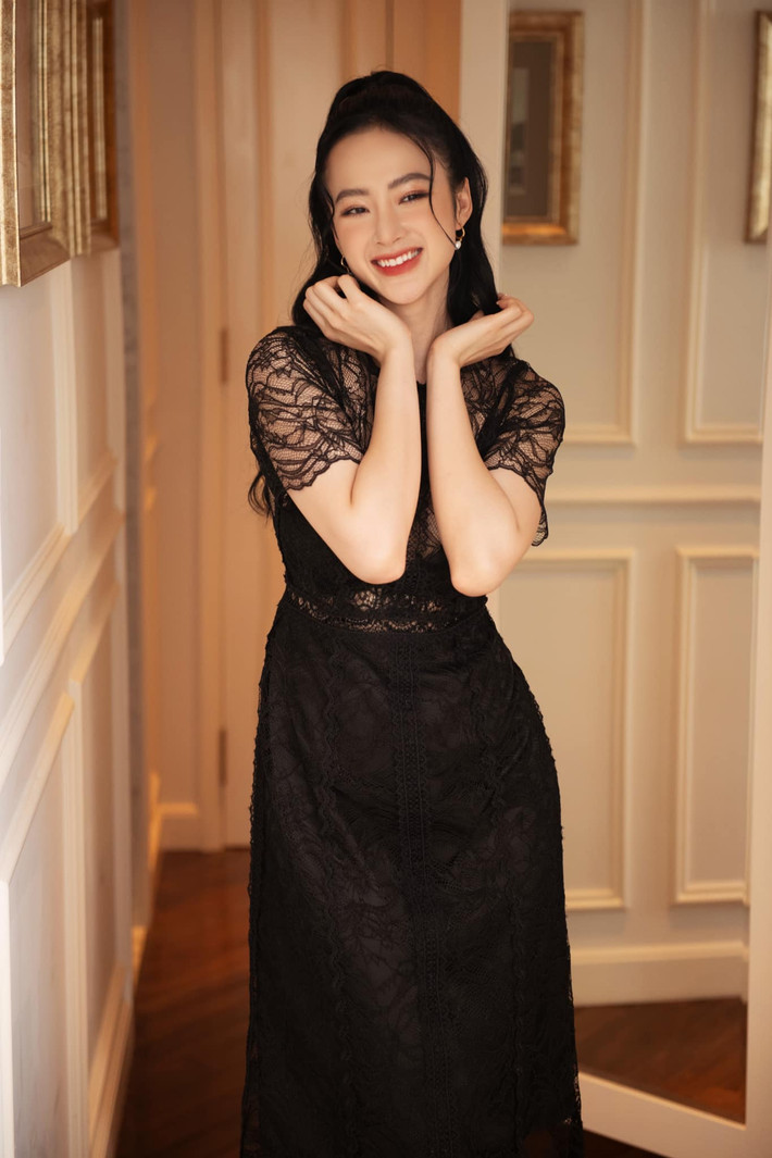 Angela Phương Trinh từng là nữ hoàng thị phí của làng giải trí khi thường xuất hiện "lồng lộn" trên sân khấu với những bộ cảnh khoe thân đôi khi hơi phản cảm, đời tư ồn ào.