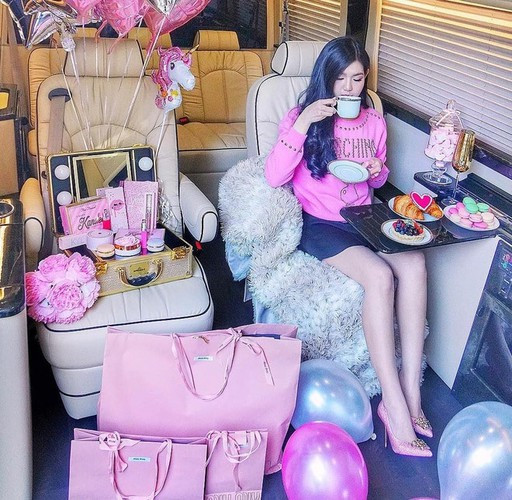 Trên trang cá nhân của mình, Tiểu Giang thường xuyên đăng tải những hình ảnh khoe vóc dáng thon thả bên siêu xe cùng những món hàng hiệu đắt đỏ.