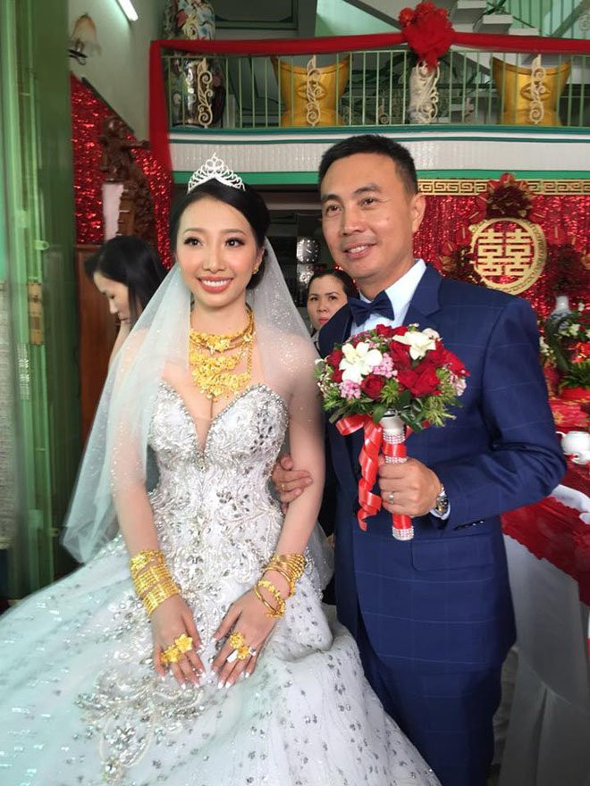 Danh tính của cô dâu chú rể sau đó đã được cư dân mạng tìm ra, đó là Trương Cẩm Duyên (SN 1990, ngụ TP. Vị Thanh, Hậu Giang), còn chú rể là Quek Kim Puay (SN 1974), người Singapore.