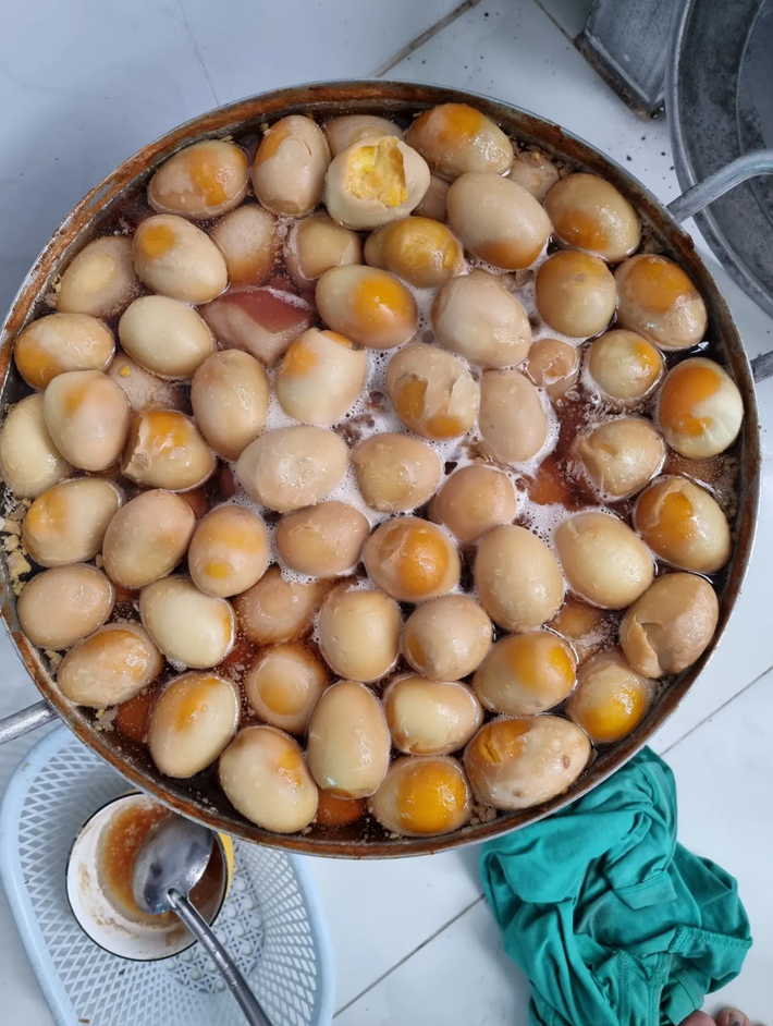 Theo chủ tài khoản tiết lộ, nhà cô đã mua đến 10kg thịt lợn và 100 quả trứng vịt để để kho thịt làm món ăn ngày Tết.