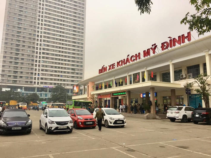 Chỉ còn vài ngày nữa đến Tết Nguyên đán, so với mọi năm về những ngày giáp tết lượng khách đổ về các bến xe bắt xe đông đúc thì năm lượng khách có nhu cầu về quê tại các bến xe Mỹ Đình khá thưa thớt, không đông như các năm trước.