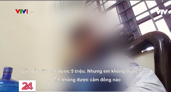 Theo Phó chủ tịch UBND xã Khánh Thượng, các nạn nhân chủ yếu là những học sinh có hoàn cảnh khó khăn hoặc ít được gia đình quan tâm, bị các đối tượng xấu lợi dụng dụ dỗ vào đường dây môi giới mại dâm. Các cháu học ở trường THCS Khánh Thượng, nhưng khi các đối tượng thực hiện hành vi môi giới mại dâm thì đi đến một địa điểm khác. (Ảnh cắt từ clip của VTV24)