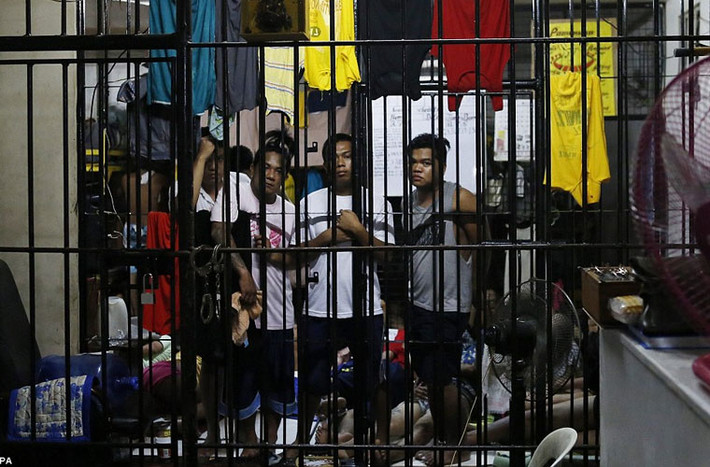 Gần 60.000 dân nghiện ma túy ở các địa phương Philippines đã tình nguyện ra trình diện chính quyền sau khi tân Tổng thống Duterte quyết tâm mở cuộc chiến chống tội phạm và nạn tham nhũng.
