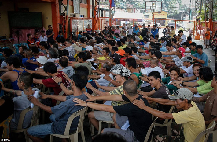 Các tội phạm đang tham gia một khóa học sau khi tình nguyện đầu thú ở Manila.