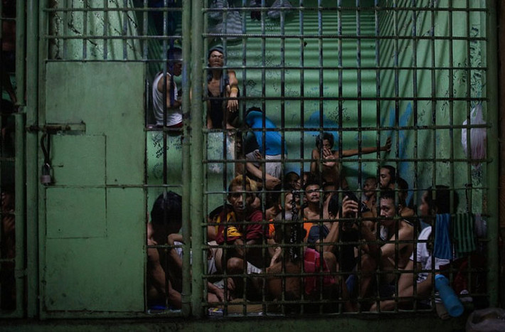 Trong chiến dịch chống bọn tội phạm ma túy của Tổng thống Rodrigo Duterte, cảnh sát Philippines đã tịch thu 300 kg chất ma túy shabua và ít nhất 43.000 tên tội phạm ma túy đã bị tiêu diệt.