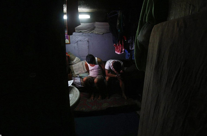 Các tội phạm Philippines bị cáo buộc tham gia vào hoạt động buôn bán ma túy đang nằm nghỉ trong một khu ổ chuột ở Manila.