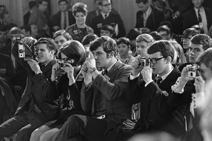 Năm 1969 cũng là thời gian bùng nổ của... máy chụp ảnh màu. Tuy nhiên nếu ưu tiên sự nhỏ gọn, các nhiếp ảnh gia vẫn sẽ sử dụng máy ảnh đen trắng. Nguồn ảnh: TA.