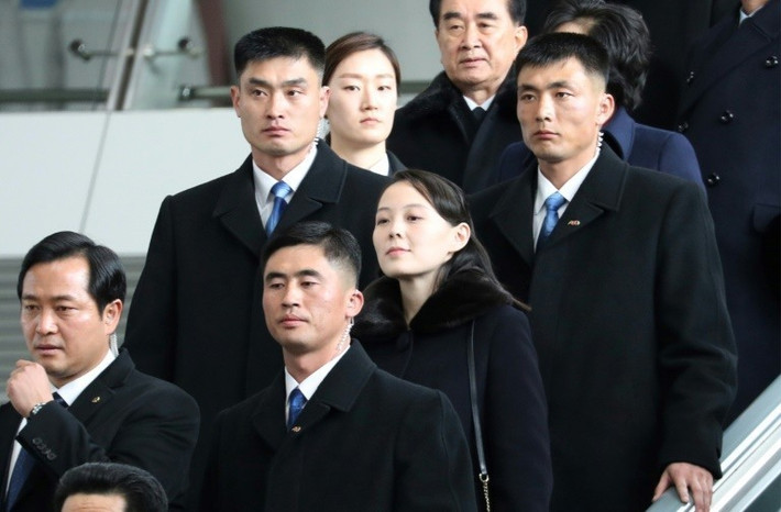 Lực lượng "cận vệ áo đen" này của Triều Tiên không chỉ làm nhiệm vụ bảo vệ nhà lãnh đạo Kim Jong-un, mà còn có nhiệm vụ các yếu nhân khác của Bình Nhưỡng trong các chuyến công du nước ngoài. Trong ảnh là bà Kim Yo-jong - em gái của ông Kim Jong-un cùng lực cận vệ trong chuyến công du đến Hàn Quốc trong năm 2018. Nguồn ảnh: KBS.