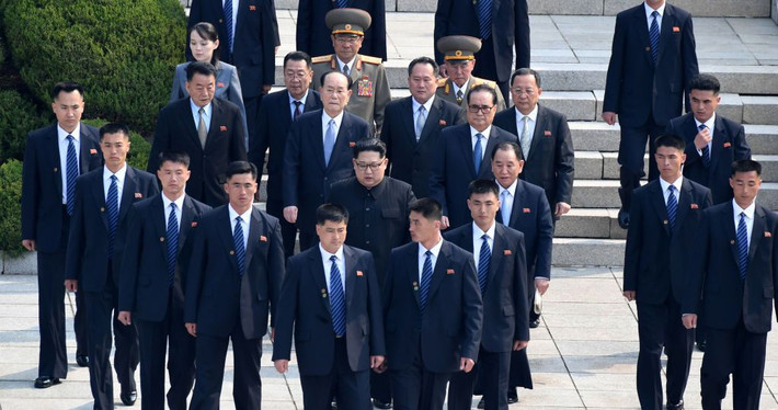 Và một phần không thể thiếu trong những chuyến du công du nước ngoài của ông Kim Jong-un chính là là lực lượng cận vệ. Đây sẽ là lực lượng luôn theo sát và không rời nữa bước khỏi nhà lãnh đạo Triều Tiên khi ông Kim xuất hiện trước công chúng. Trong ảnh là đội hình cận vệ của ông Kim Jong-un trong Hội nghị Thượng đỉnh liên Triều diễn ra trong năm 2018. Nguồn ảnh: TimeTokyo.